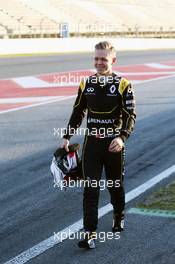 Kevin Magnussen (DEN) Renault Sport F1 Team stops at the pit lane exit. 24.02.2016. Formula One Testing, Day Three, Barcelona, Spain. Wednesday.