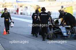 Kevin Magnussen (DEN) Renault Sport F1 Team RS16 stops at the pit lane exit. 24.02.2016. Formula One Testing, Day Three, Barcelona, Spain. Wednesday.