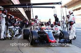 Esteban Gutierrez (MEX) Haas F1 Team VF-16 practices a pit stop. 04.03.2016. Formula One Testing, Day Four, Barcelona, Spain. Friday.
