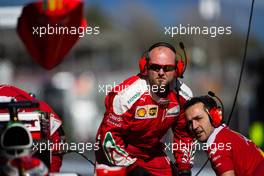 Ferrari mechanics in the pits. 03.03.2016. Formula One Testing, Day Three, Barcelona, Spain. Thursday.