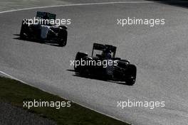 Jolyon Palmer (GBR), Renault Sport F1 Team and Lewis Hamilton (GBR), Mercedes AMG F1 Team  03.03.2016. Formula One Testing, Day Three, Barcelona, Spain. Thursday.