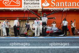 Romain Grosjean (FRA) Haas F1 Team VF-16 practices a pit stop. 03.03.2016. Formula One Testing, Day Three, Barcelona, Spain. Thursday.