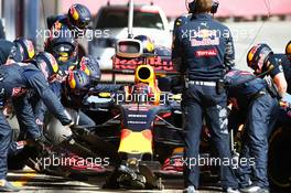 Daniil Kvyat (RUS) Red Bull Racing RB12 practices a pit stop. 03.03.2016. Formula One Testing, Day Three, Barcelona, Spain. Thursday.