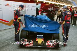 (L to R): Max Verstappen (NLD) Scuderia Toro Rosso and Carlos Sainz Jr (ESP) Scuderia Toro Rosso reveal the Scuderia Toro Rosso STR11 livery. 01.03.2016. Formula One Testing, Day One, Barcelona, Spain. Tuesday.