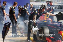 Daniil Kvyat (RUS) Red Bull Racing RB12 with smoke at the rear wheel. 01.03.2016. Formula One Testing, Day One, Barcelona, Spain. Tuesday.