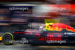 Daniel Ricciardo (AUS), Red Bull Racing during pitstop 02.03.2016. Formula One Testing, Day Two, Barcelona, Spain. Wednesday.