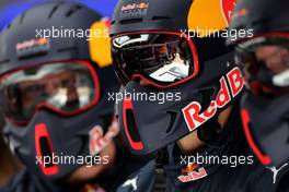 Red Bull Racing mechanics 02.03.2016. Formula One Testing, Day Two, Barcelona, Spain. Wednesday.