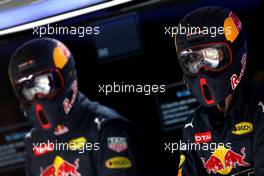 Red Bull Racing mechanics 02.03.2016. Formula One Testing, Day Two, Barcelona, Spain. Wednesday.