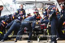 Daniel Ricciardo (AUS) Red Bull Racing RB12 practices a pit stop. 02.03.2016. Formula One Testing, Day Two, Barcelona, Spain. Wednesday.