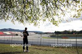 Nico Hulkenberg (GER) Sahara Force India F1 watches the action. 02.03.2016. Formula One Testing, Day Two, Barcelona, Spain. Wednesday.