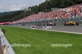 Kevin Magnussen (DEN) Renault Sport F1 Team RS16 as Carlos Sainz Jr (ESP) Scuderia Toro Rosso STR11 suffers a puncture. 28.08.2016. Formula 1 World Championship, Rd 13, Belgian Grand Prix, Spa Francorchamps, Belgium, Race Day.