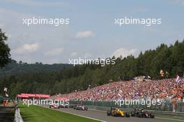 Jenson Button (GBR) McLaren MP4-31 and Kevin Magnussen (DEN) Renault Sport F1 Team RS16 at the start of the race. 28.08.2016. Formula 1 World Championship, Rd 13, Belgian Grand Prix, Spa Francorchamps, Belgium, Race Day.