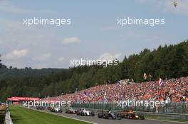 Nico Hulkenberg (GER) Sahara Force India F1 VJM09 and Daniel Ricciardo (AUS) Red Bull Racing RB12 battle for position at the start of the race. 28.08.2016. Formula 1 World Championship, Rd 13, Belgian Grand Prix, Spa Francorchamps, Belgium, Race Day.