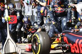 Red Bull Racing makes a pit stop. 28.08.2016. Formula 1 World Championship, Rd 13, Belgian Grand Prix, Spa Francorchamps, Belgium, Race Day.