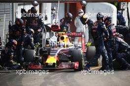 Max Verstappen (NLD) Red Bull Racing RB12 makes a pit stop. 28.08.2016. Formula 1 World Championship, Rd 13, Belgian Grand Prix, Spa Francorchamps, Belgium, Race Day.