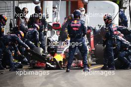 Max Verstappen (NLD) Red Bull Racing RB12 makes a pit stop. 28.08.2016. Formula 1 World Championship, Rd 13, Belgian Grand Prix, Spa Francorchamps, Belgium, Race Day.