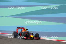 Daniil Kvyat (RUS) Red Bull Racing RB12 locks up under braking. 01.04.2016. Formula 1 World Championship, Rd 2, Bahrain Grand Prix, Sakhir, Bahrain, Practice Day