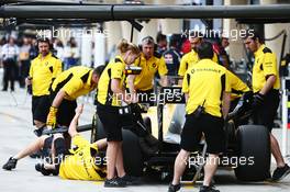Kevin Magnussen (DEN) Renault Sport F1 Team RS16 in the pits. 01.04.2016. Formula 1 World Championship, Rd 2, Bahrain Grand Prix, Sakhir, Bahrain, Practice Day