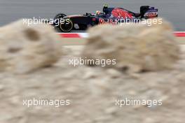 Carlos Sainz (ESP), Scuderia Toro Rosso  01.04.2016. Formula 1 World Championship, Rd 2, Bahrain Grand Prix, Sakhir, Bahrain, Practice Day