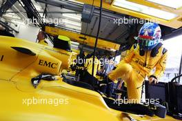 Jolyon Palmer (GBR) Renault Sport F1 Team RS16. 01.04.2016. Formula 1 World Championship, Rd 2, Bahrain Grand Prix, Sakhir, Bahrain, Practice Day