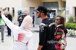 Lewis Hamilton (GBR) Mercedes AMG F1 with fans. 01.04.2016. Formula 1 World Championship, Rd 2, Bahrain Grand Prix, Sakhir, Bahrain, Practice Day