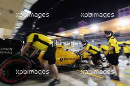 Jolyon Palmer (GBR) Renault Sport F1 Team RS16 in the pits. 01.04.2016. Formula 1 World Championship, Rd 2, Bahrain Grand Prix, Sakhir, Bahrain, Practice Day