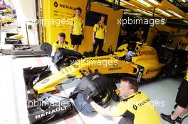 Jolyon Palmer (GBR) Renault Sport F1 Team RS16. 01.04.2016. Formula 1 World Championship, Rd 2, Bahrain Grand Prix, Sakhir, Bahrain, Practice Day