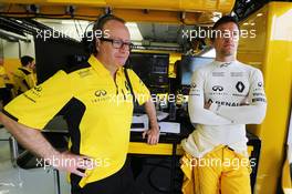 (L to R): Mark Slade (GBR) Renault Sport F1 Team Race Engineer with Jolyon Palmer (GBR) Renault Sport F1 Team. 01.04.2016. Formula 1 World Championship, Rd 2, Bahrain Grand Prix, Sakhir, Bahrain, Practice Day