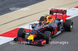 Daniil Kvyat (RUS) Red Bull Racing RB12. 01.04.2016. Formula 1 World Championship, Rd 2, Bahrain Grand Prix, Sakhir, Bahrain, Practice Day