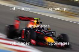 Daniil Kvyat (RUS) Red Bull Racing RB12. 01.04.2016. Formula 1 World Championship, Rd 2, Bahrain Grand Prix, Sakhir, Bahrain, Practice Day