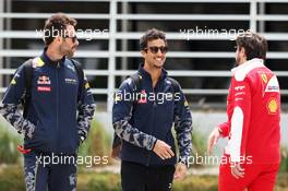 Daniel Ricciardo (AUS) Red Bull Racing with Sam Village (GBR) Red Bull Racing Personal Trainer (Left). 01.04.2016. Formula 1 World Championship, Rd 2, Bahrain Grand Prix, Sakhir, Bahrain, Practice Day