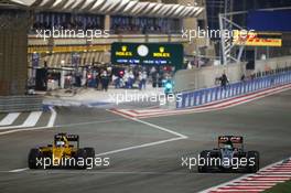 (L to R): Kevin Magnussen (DEN) Renault Sport F1 Team RS16 and Nico Hulkenberg (GER) Sahara Force India F1 VJM09 battle for position. 03.04.2016. Formula 1 World Championship, Rd 2, Bahrain Grand Prix, Sakhir, Bahrain, Race Day.