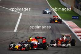 Daniil Kvyat (RUS) Red Bull Racing RB12 leads Kimi Raikkonen (FIN) Ferrari SF16-H. 03.04.2016. Formula 1 World Championship, Rd 2, Bahrain Grand Prix, Sakhir, Bahrain, Race Day.