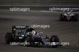 Lewis Hamilton (GBR) Mercedes AMG F1 W07 Hybrid with a damaged floor sending sparks flying. 03.04.2016. Formula 1 World Championship, Rd 2, Bahrain Grand Prix, Sakhir, Bahrain, Race Day.