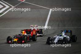 Daniel Ricciardo (AUS) Red Bull Racing RB12 and Felipe Massa (BRA) Williams FW38 battle for position. 03.04.2016. Formula 1 World Championship, Rd 2, Bahrain Grand Prix, Sakhir, Bahrain, Race Day.