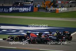 Sergio Perez (MEX) Sahara Force India F1 VJM09 battle for position with Carlos Sainz Jr (ESP) Scuderia Toro Rosso STR11 and Stoffel Vandoorne (BEL) McLaren MP4-31. 03.04.2016. Formula 1 World Championship, Rd 2, Bahrain Grand Prix, Sakhir, Bahrain, Race Day.