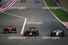 (L to R): Kimi Raikkonen (FIN) Ferrari SF16-H and Daniel Ricciardo (AUS) Red Bull Racing RB12 and Felipe Massa (BRA) Williams FW38. 03.04.2016. Formula 1 World Championship, Rd 2, Bahrain Grand Prix, Sakhir, Bahrain, Race Day.