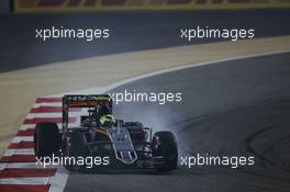 Sergio Perez (MEX) Sahara Force India F1 VJM09 locks up under braking. 03.04.2016. Formula 1 World Championship, Rd 2, Bahrain Grand Prix, Sakhir, Bahrain, Race Day.