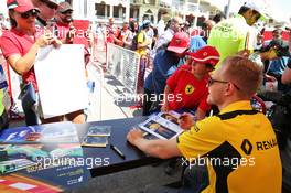 Kevin Magnussen (DEN) Renault Sport F1 Team with fans. 02.04.2016. Formula 1 World Championship, Rd 2, Bahrain Grand Prix, Sakhir, Bahrain, Qualifying Day.