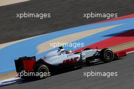 Esteban Gutierrez (MEX), Haas F1 Team  02.04.2016. Formula 1 World Championship, Rd 2, Bahrain Grand Prix, Sakhir, Bahrain, Qualifying Day.