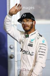 Pole for Lewis Hamilton (GBR) Mercedes Petronas AMG F1. 02.04.2016. Formula 1 World Championship, Rd 2, Bahrain Grand Prix, Sakhir, Bahrain, Qualifying Day.