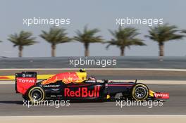 Daniil Kvyat (RUS) Red Bull Racing RB12. 02.04.2016. Formula 1 World Championship, Rd 2, Bahrain Grand Prix, Sakhir, Bahrain, Qualifying Day.