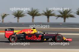 Daniel Ricciardo (AUS) Red Bull Racing RB12. 02.04.2016. Formula 1 World Championship, Rd 2, Bahrain Grand Prix, Sakhir, Bahrain, Qualifying Day.
