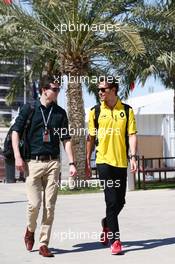 Jolyon Palmer (GBR) Renault Sport F1 Team (Right) with his brother Will Palmer (GBR). 03.04.2016. Formula 1 World Championship, Rd 2, Bahrain Grand Prix, Sakhir, Bahrain, Race Day.