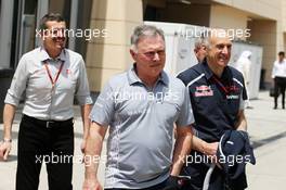 (L to R): Guenther Steiner (ITA) Haas F1 Team Prinicipal with Dave Ryan (NZL) Manor Racing Racing Director and Franz Tost (AUT) Scuderia Toro Rosso Team Principal. 03.04.2016. Formula 1 World Championship, Rd 2, Bahrain Grand Prix, Sakhir, Bahrain, Race Day.