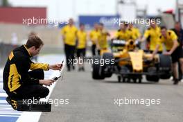 Pirelli technician 31.03.2016. Formula 1 World Championship, Rd 2, Bahrain Grand Prix, Sakhir, Bahrain, Preparation Day.