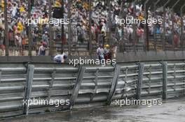Damaged armco barrier. 13.11.2016. Formula 1 World Championship, Rd 20, Brazilian Grand Prix, Sao Paulo, Brazil, Race Day.