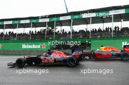 Daniil Kvyat (RUS) Scuderia Toro Rosso STR11 leads Daniel Ricciardo (AUS) Red Bull Racing RB12. 13.11.2016. Formula 1 World Championship, Rd 20, Brazilian Grand Prix, Sao Paulo, Brazil, Race Day.