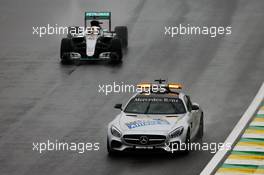 Lewis Hamilton (GBR) Mercedes AMG F1 W07 Hybrid leads behind the FIA Safety Car. 13.11.2016. Formula 1 World Championship, Rd 20, Brazilian Grand Prix, Sao Paulo, Brazil, Race Day.