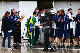 Felipe Massa (BRA) Williams is applauded by the Williams team in the pits after he retired from the race. 13.11.2016. Formula 1 World Championship, Rd 20, Brazilian Grand Prix, Sao Paulo, Brazil, Race Day.